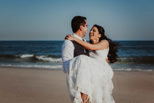 Fotografia de Casamento Rj - Letícia e João - casal na praia da Barra - Santo Cristo dos Milagres