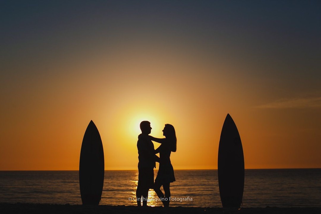 Quando você fotografa um nascer do sol daqueles!! Ensaio na praia, locação tudo a ver com esse querido casal de surfistas! ☀️ {Ensaio Pre-Wedding Mariana e Euler} ☀️ ⠀
.⠀
.⠀
.⠀
#nascerdosol #ensaioprewedding #prewedding #ensaiofotografico #ensaiocasal
